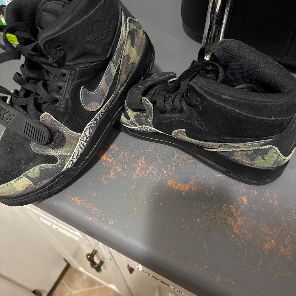 Nikes - Picture 2 of 4